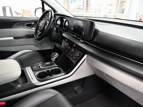 Used 2022 Kia Carnival LX image 14