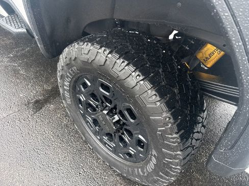 Used 2025 GMC Sierra 2500 AT4X image 16