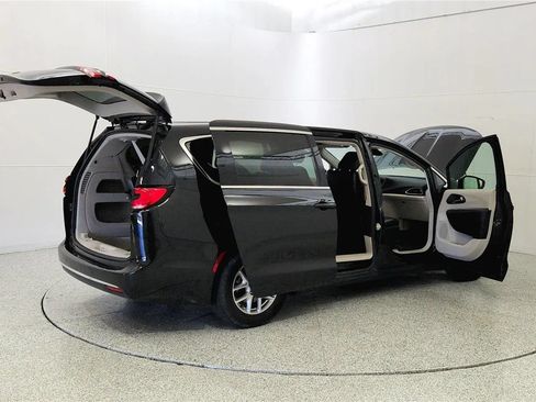 Used 2023 Chrysler Pacifica Touring-L FWD image 12