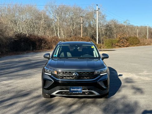 Certified 2024 Volkswagen Taos SE image 2