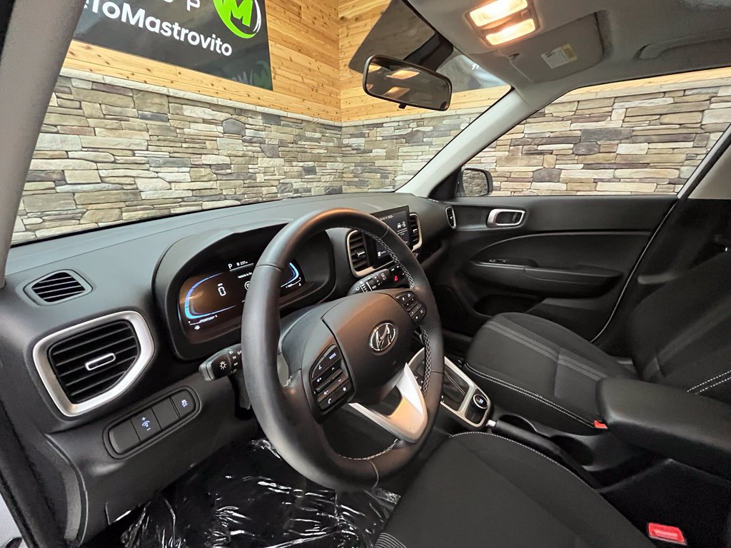 Used 2024 Hyundai Venue SEL FWD image 17