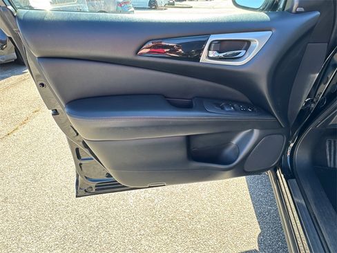 Used 2020 Nissan Pathfinder SV image 10
