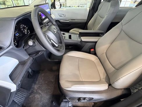 New 2026 Toyota Sienna XLE FWD image 17