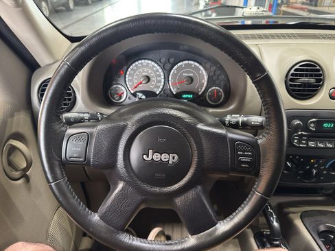 Used 2007 Jeep Liberty Sport AWD/4WD image 19