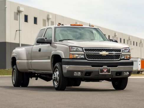 Used 2005 Chevrolet Silverado 3500 LT w/ Heavy-Duty Power Package image 21