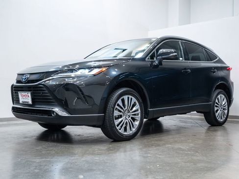 Used 2024 Toyota Venza XLE AWD/4WD image 3