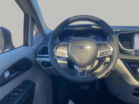 Used 2023 Chrysler Pacifica Touring-L image 17