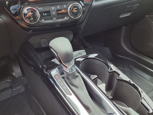 New 2025 Chevrolet Trax LT w/ LT Convenience Package FWD image 17