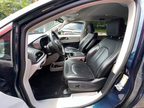 Used 2022 Chrysler Pacifica Touring-L FWD image 16
