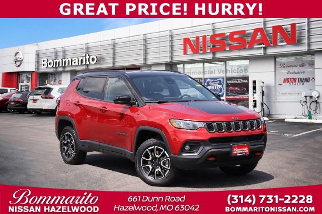 Used 2025 Jeep Compass Trailhawk AWD/4WD image 1