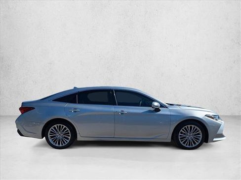 Used 2019 Toyota Avalon Limited image 4