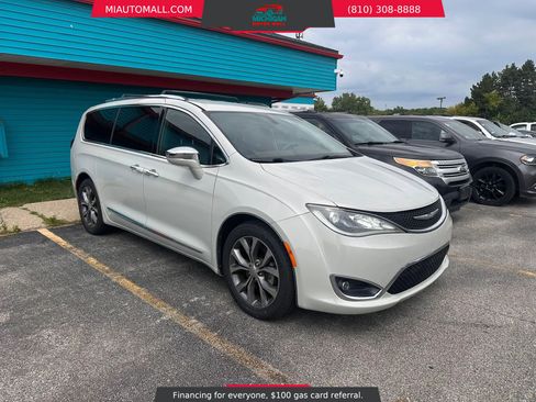 Used 2017 Chrysler Pacifica Limited FWD image 1