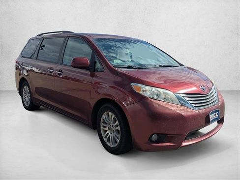 Used 2014 Toyota Sienna XLE FWD image 3