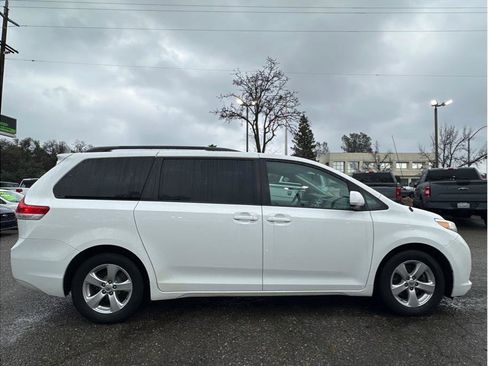 Used 2014 Toyota Sienna LE image 9