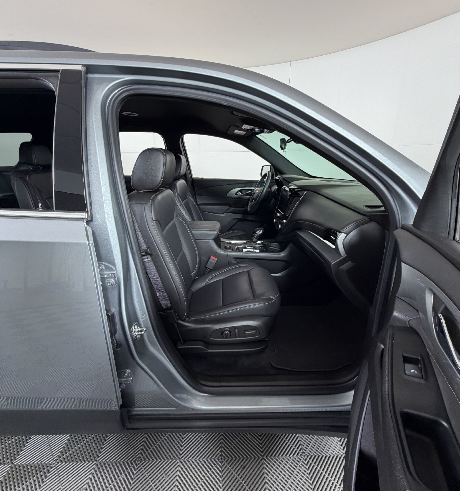 Used 2023 Chevrolet Traverse LT FWD image 5