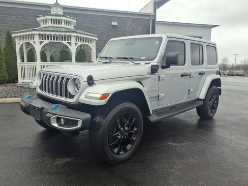 Used 2024 Jeep Wrangler Unlimited Sahara w/ Technology Group AWD/4WD image 2