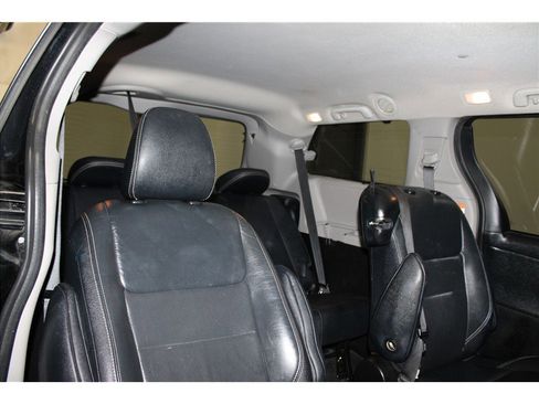 Used 2017 Toyota Sienna SE image 23