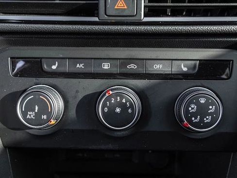 Used 2022 Volkswagen Taos SE image 16