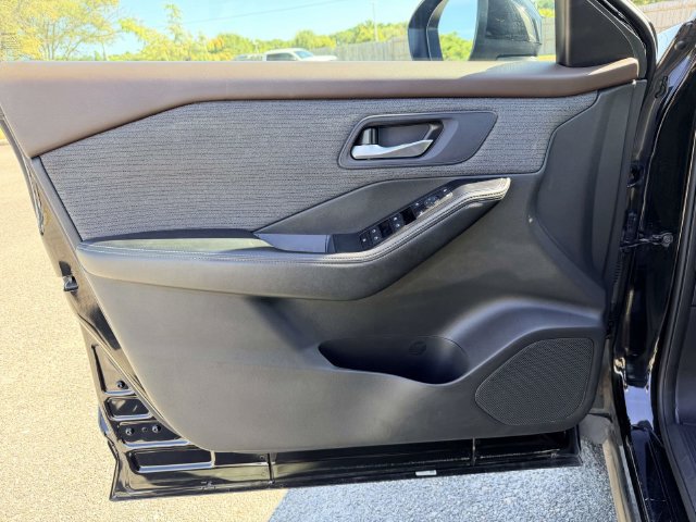 Used 2023 Nissan Rogue SV AWD/4WD image 14