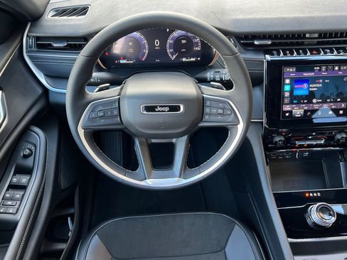 New 2025 Jeep Grand Cherokee Altitude image 14