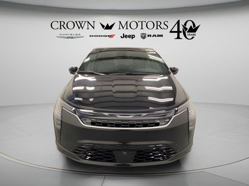Used 2027 Chrysler Pacifica Limited FWD image 2