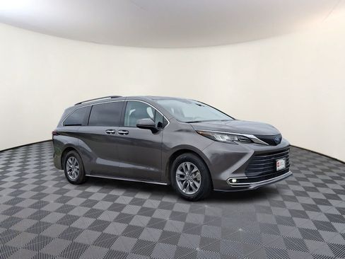 Certified 2023 Toyota Sienna XLE FWD image 4