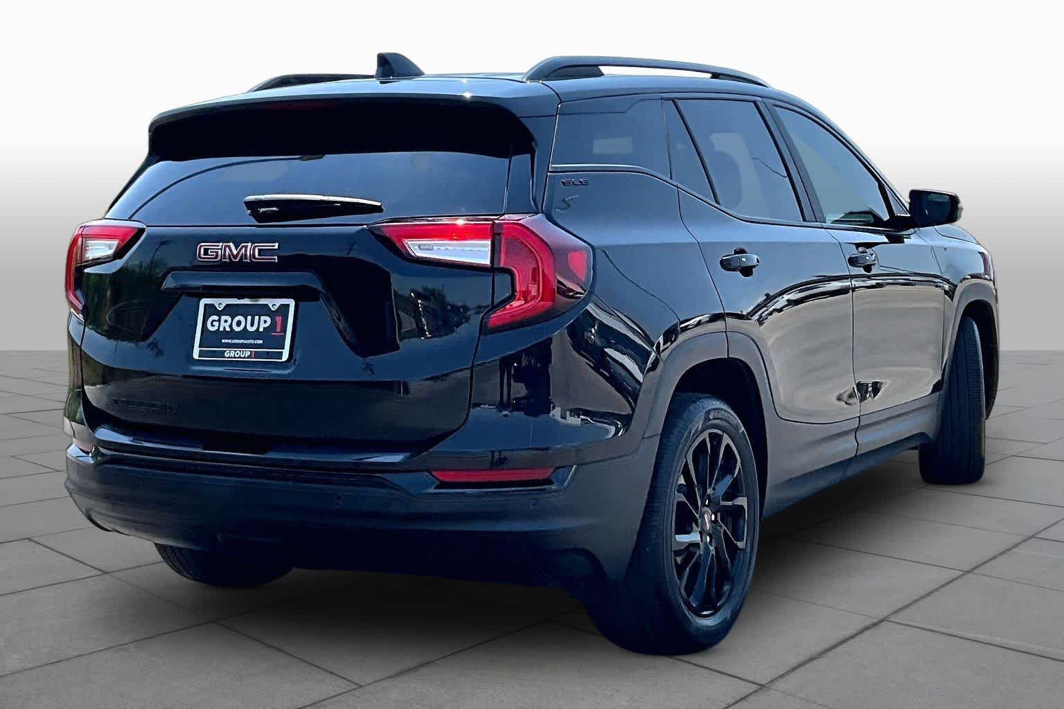 Used 2024 GMC Terrain SLE w/ Driver Convenience Package FWD image 13
