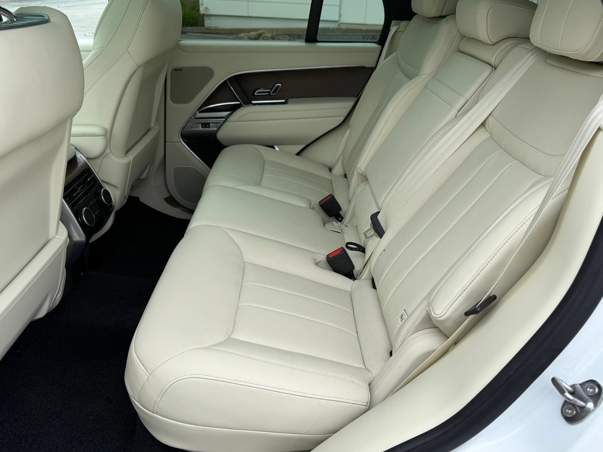 Certified 2025 Land Rover Range Rover SE AWD/4WD image 25