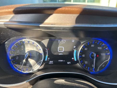 Used 2017 Chrysler Pacifica Limited image 17