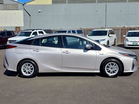 Used 2017 Toyota Prius Prime Premium FWD image 8