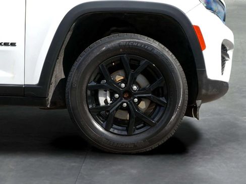 Used 2024 Jeep Grand Cherokee Altitude AWD/4WD image 9