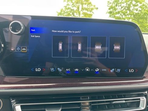 Used 2024 Chevrolet Traverse RS image 47