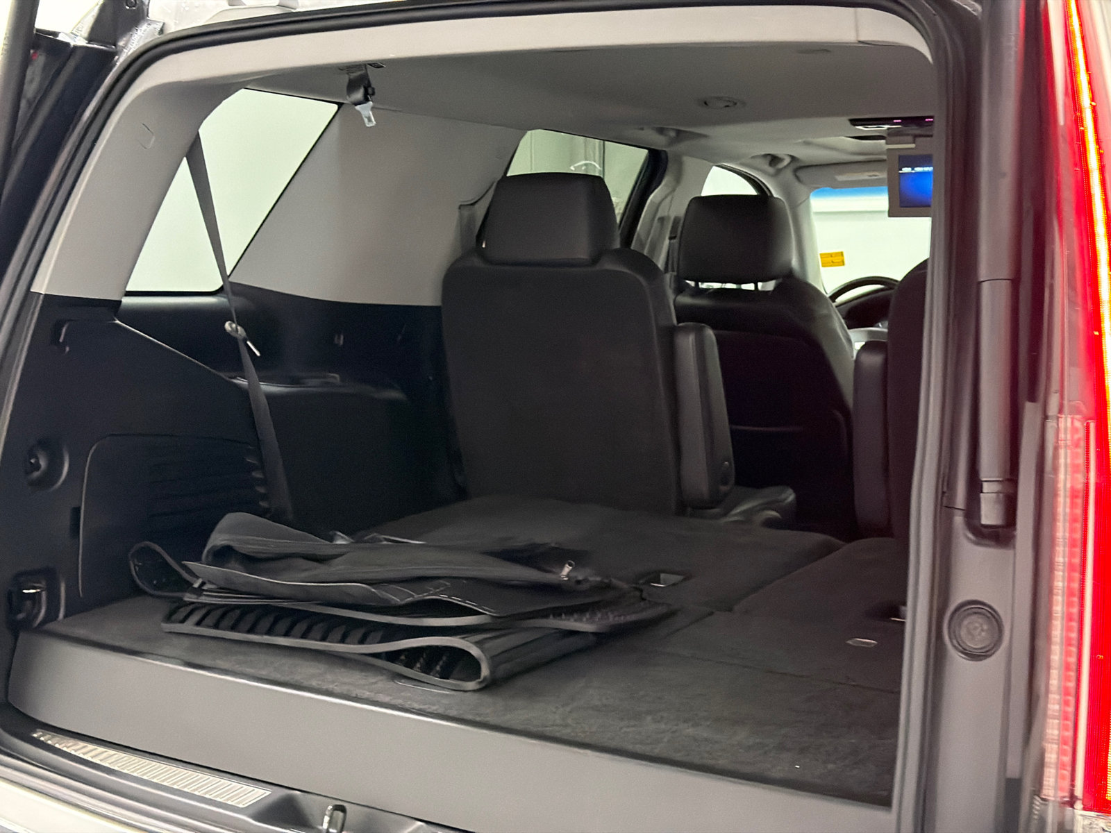 Used 2018 Cadillac Escalade Premium Luxury AWD/4WD image 10