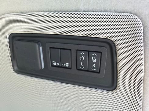 Used 2025 Cadillac Escalade Premium Luxury Platinum AWD/4WD image 19