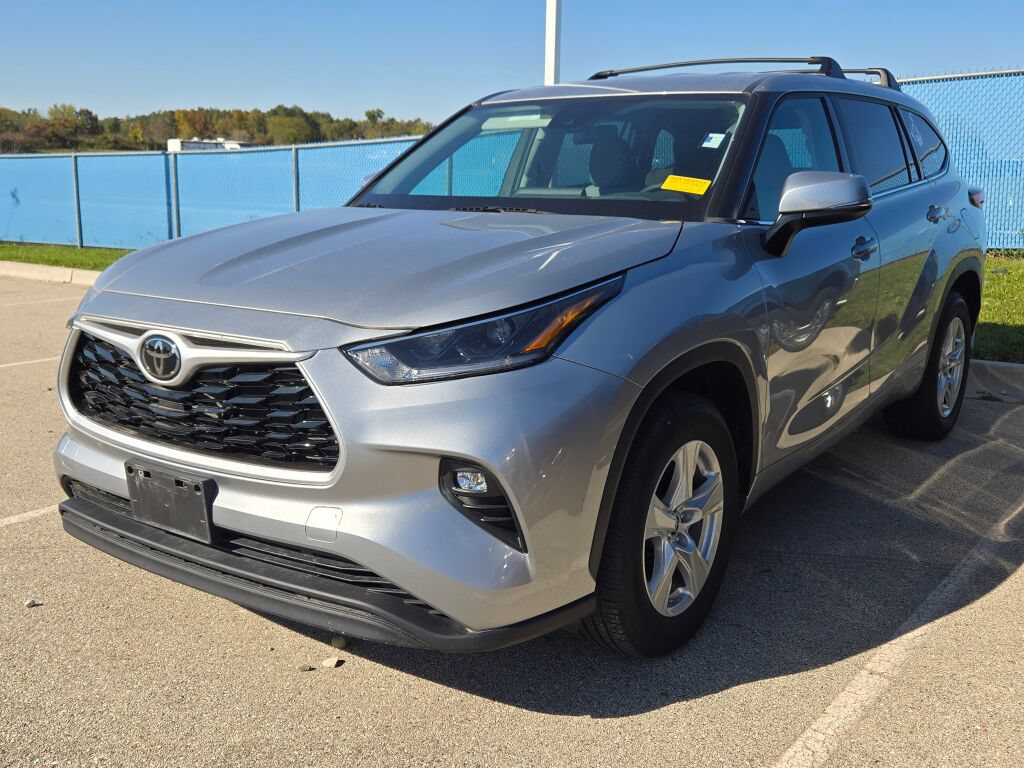 Used 2021 Toyota Highlander LE FWD image 3