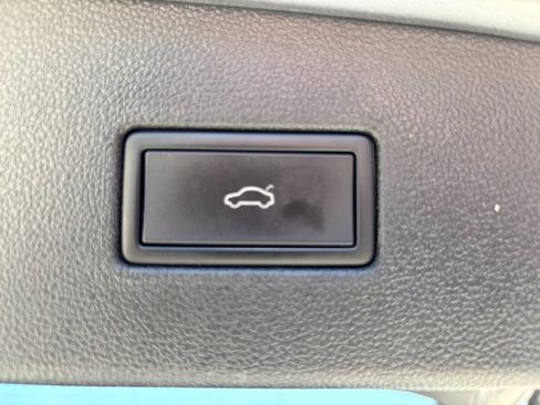 Used 2022 Volkswagen Tiguan SE AWD/4WD image 9