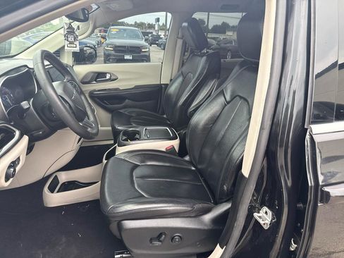 Used 2022 Chrysler Pacifica Touring-L FWD image 13