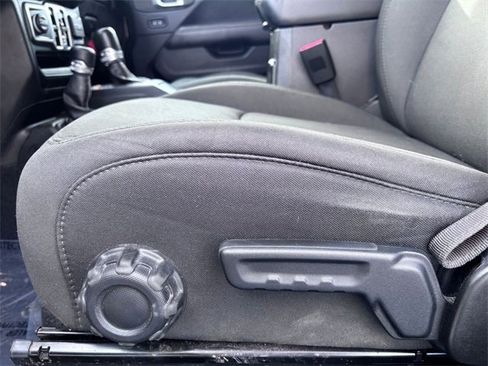 Used 2019 Jeep Wrangler Unlimited Sahara image 11