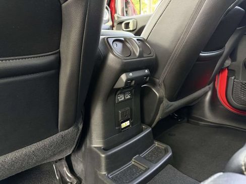 Used 2022 Jeep Wrangler Unlimited Sahara w/ LED Lighting Group AWD/4WD image 18