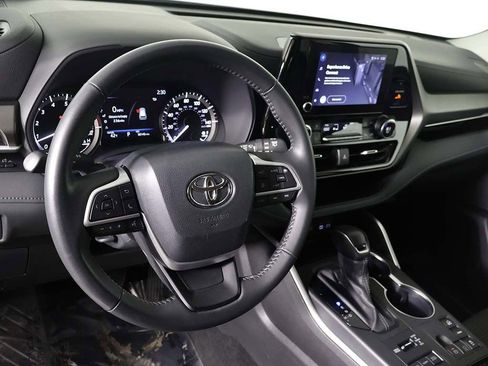 Used 2024 Toyota Highlander LE AWD/4WD image 24