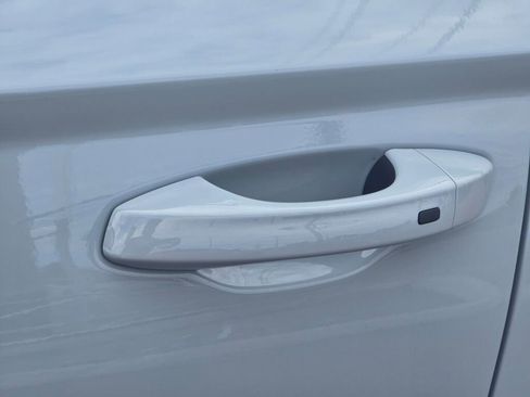 New 2025 Volkswagen Taos SE image 12