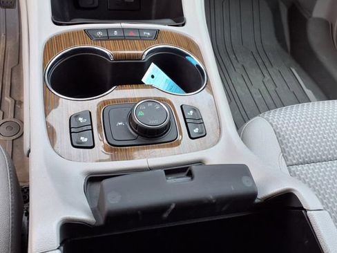 Used 2022 GMC Acadia SLE w/ Driver Convenience Package image 9