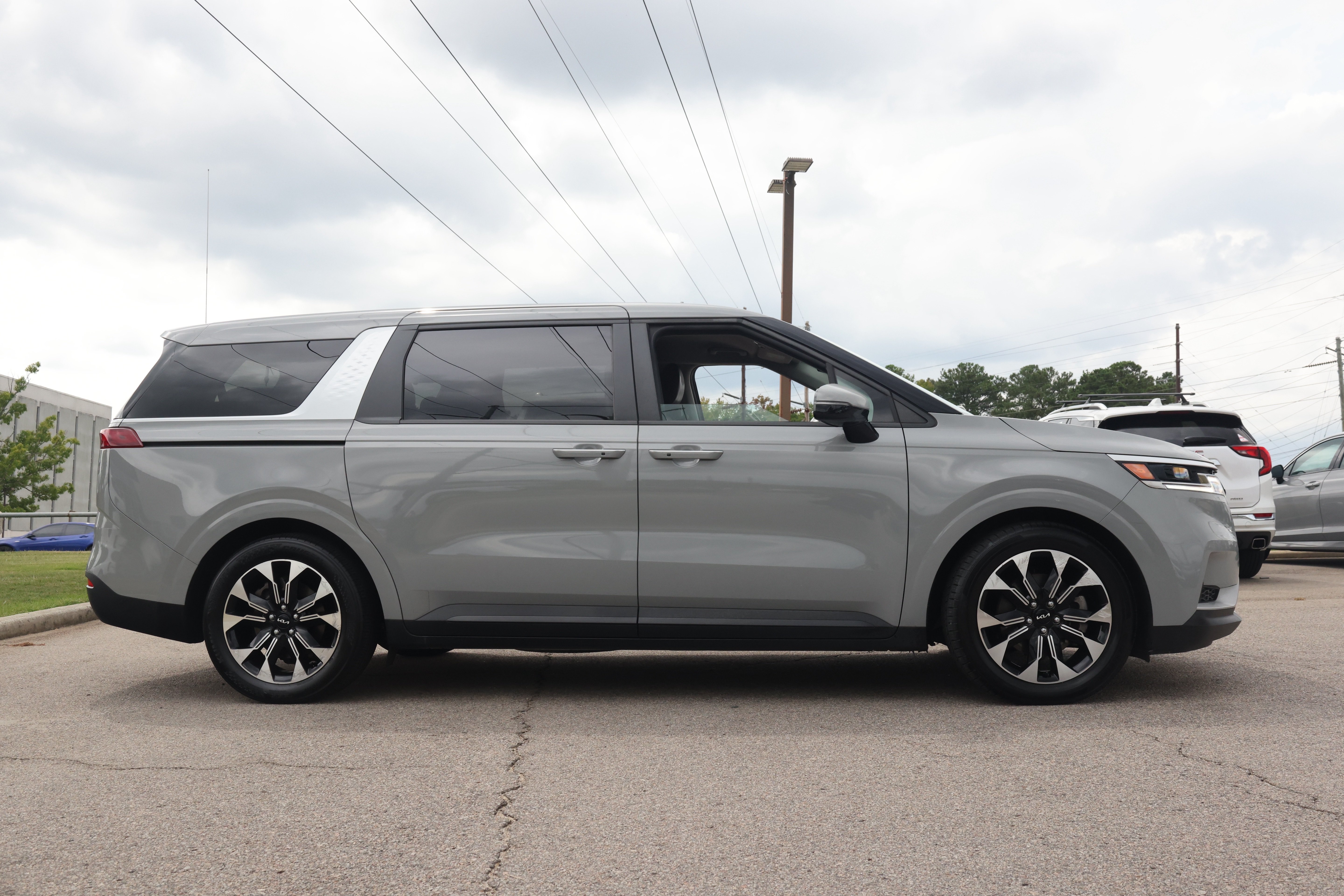 Used 2024 Kia Carnival EX FWD image 6