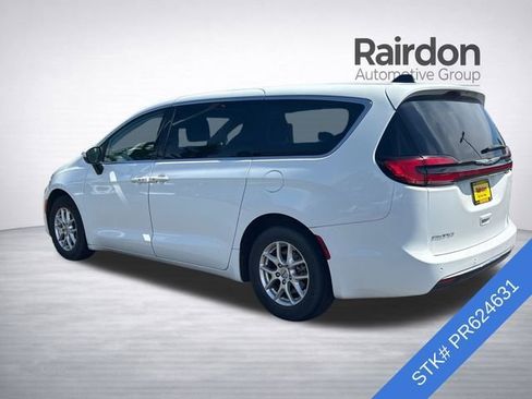 Used 2023 Chrysler Pacifica Touring-L FWD image 4