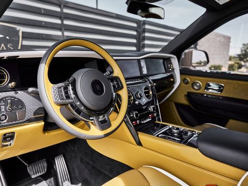 Used 2026 Rolls-Royce Cullinan Black Badge image 2