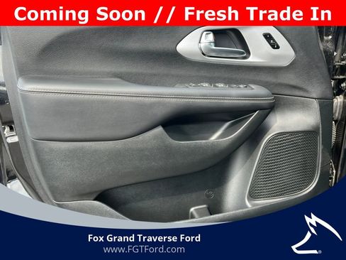 Used 2025 Chrysler Pacifica Limited FWD image 16