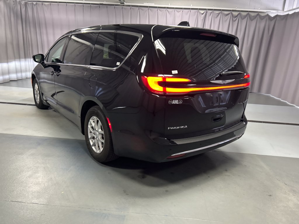 Used 2025 Chrysler Pacifica Select w/ Uconnect Theater Family Group FWD image 5