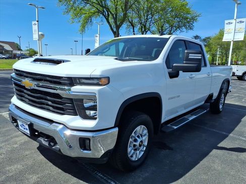 Used 2025 Chevrolet Silverado 2500 LT w/ Convenience Package AWD/4WD image 3