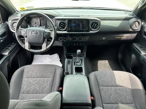 Used 2018 Toyota Tacoma TRD Off-Road w/ Technology Package AWD/4WD image 43