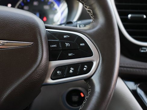 Used 2021 Chrysler Pacifica Touring w/ Uconnect Theater Family Group image 25